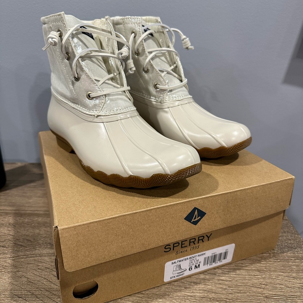 Sperry saltwater ivory boot Siz 6